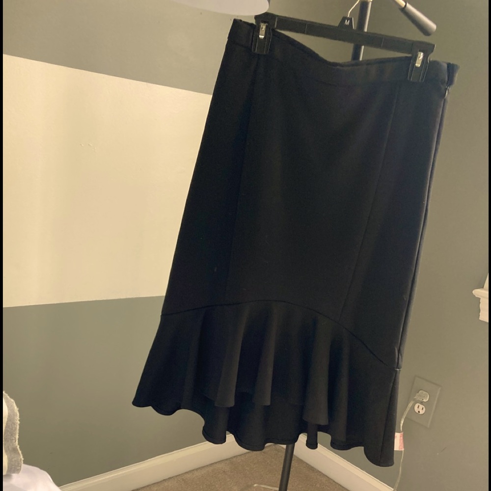 Black Banana Republic skirt with ruffle detail on hem